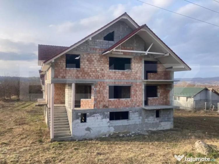 Casa de vanzare la ro?u,500 mp utili poten?ial Unic, loc - 8