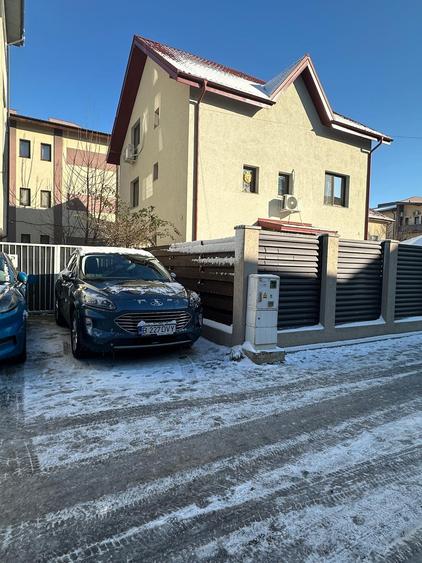 Casa individuala 7 camere cu 3 bai langa metrou - 1