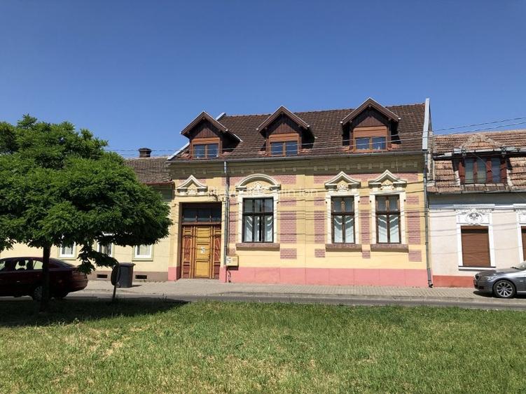 Complex-Lunei,la 5 min.de Prefectu;,10 camere,cas multifuncțional Complex-Lunei,la 5 min.de Prefectu;,10 camere,cas multifuncțional