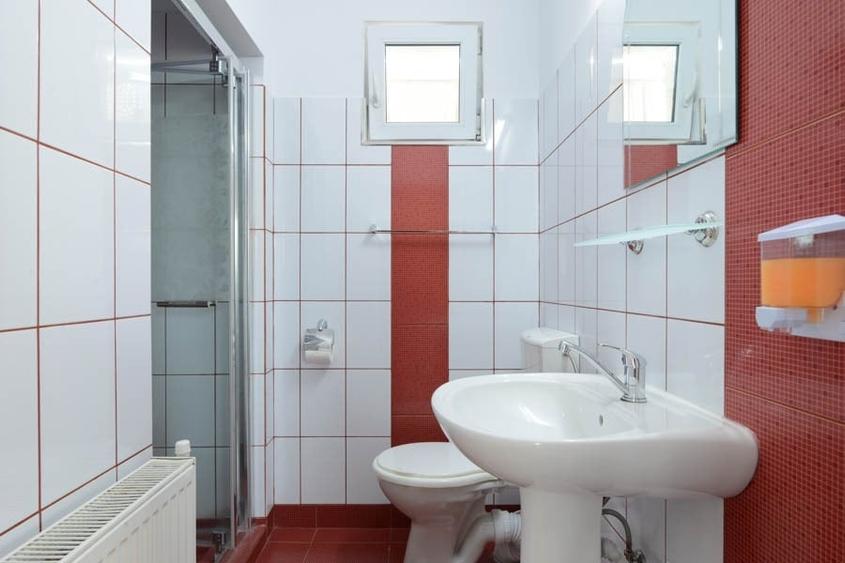 Casă individuală cu 5 camere cu Canalizare în Dâmbul Rotund