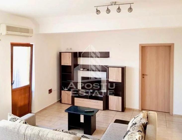 Apartament cu 3 camere semidecomandat, mobilat în Intim