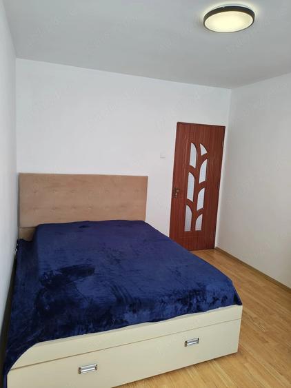 Apartament cu 3 camere semidecomandat în Sulina