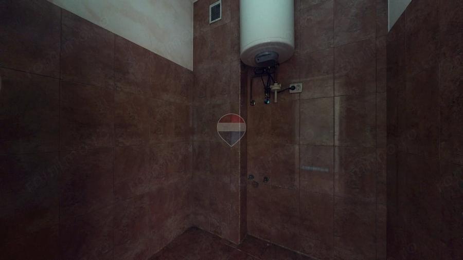 Apartament cu 3 camere semidecomandat în Florilor