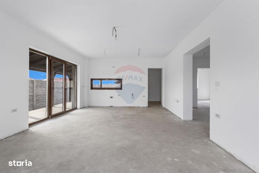 Casă cu 4 camere în Sânleani