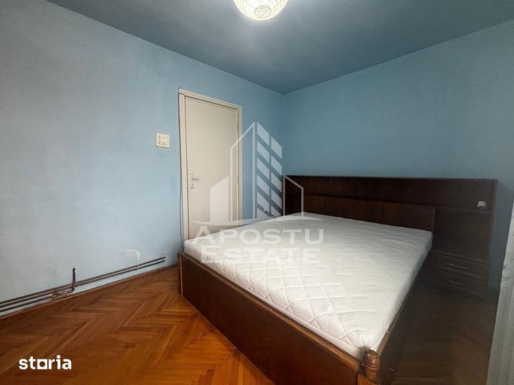 Apartament cu 3 camere semidecomandat, mobilat în Central