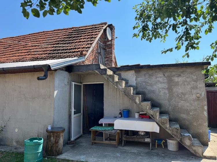 Casă individuală cu 4 camere cu Teren 1439 Mp în Jupani