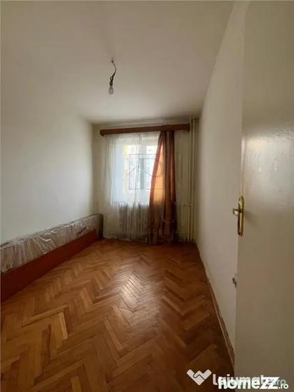 Apartament cu 4 camere semidecomandat în Soarelui