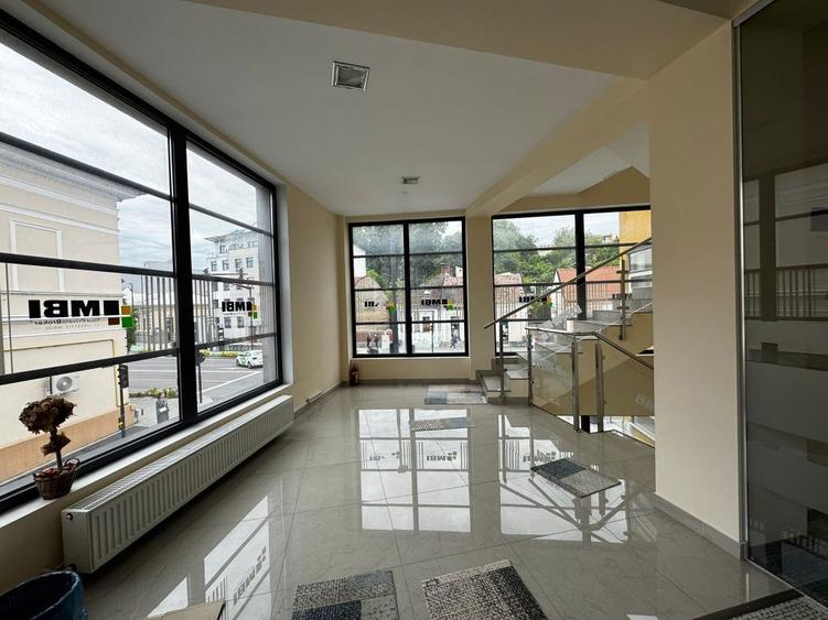 Spatiu comercial.birouri . motilor Nr 100 - 1