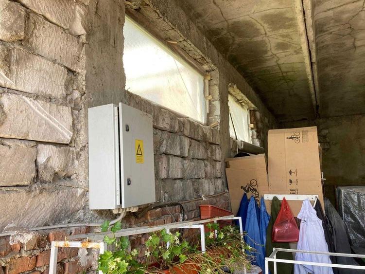 vanzare imobil in Husi langa politie si laboratorul de analize medicale Biolog-Test, suprafata utila 200 mp si teren cu acces prin parc si prin spate - 1