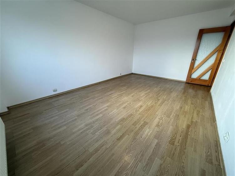 22 Decembrie - 2 camere decomandat - 4