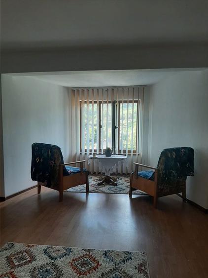 De Vanzare Casa spatioasa cu teren generos - 1