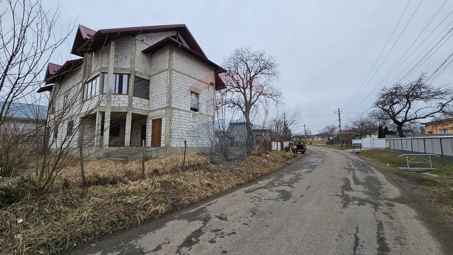 Casă / Vilă cu 12 camere, teren intravilan de 2869mp în Siminicea, SV - 1