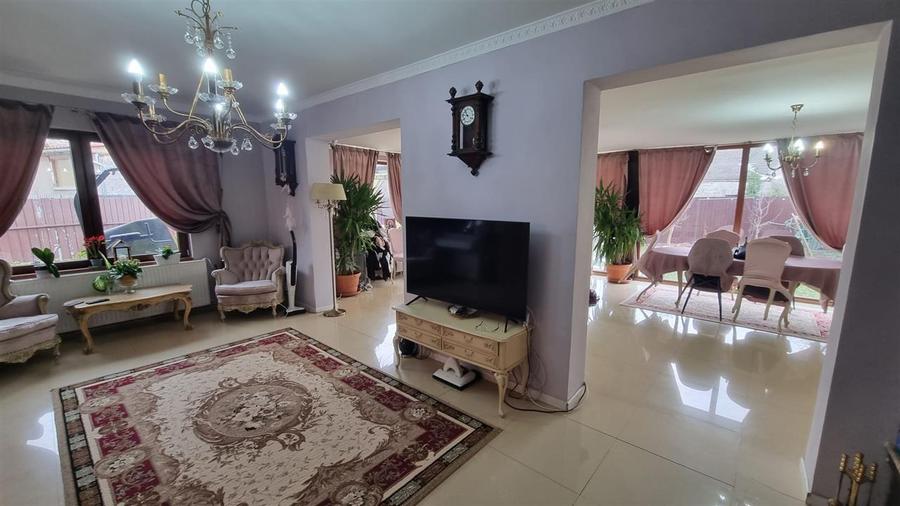 Casa de vanzare moderna cu costuri reduse, panouri solare si spatiu comercial in - 3