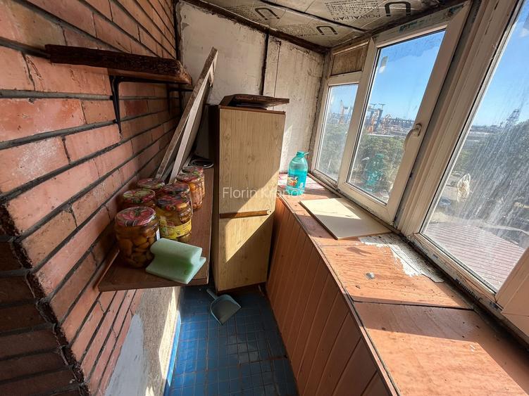 GARA-BCR 3 CAMERE DECOMANDAT 81 MP. 2 BALCOANE, VEDERE PORT, BLOC SOLID AN 1986