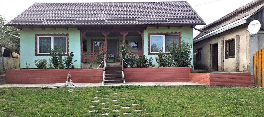 Casa, teren ?i anexe. In Boto?ani, Un?eni, Burle?ti