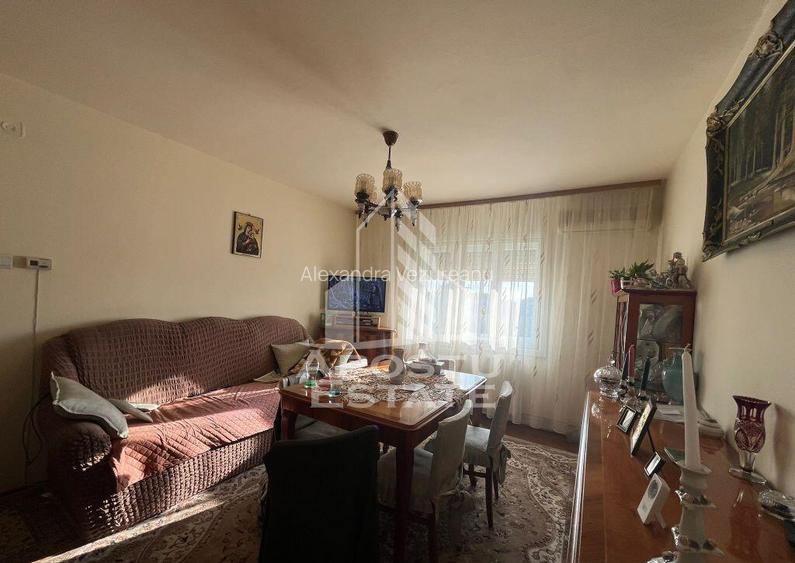 Apartament cu 3 camere, semidecomandat,etaj intemediar, z...