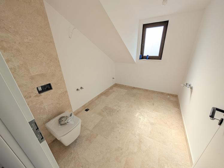 Casă individuală cu 5 camere cu Canalizare în Otopeni