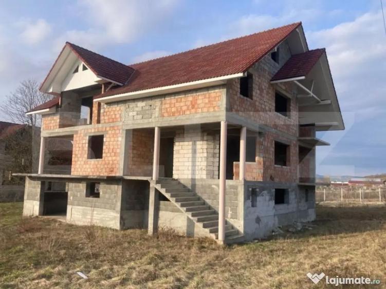 Casa de vanzare la ro?u,500 mp utili poten?ial Unic, loc - 9