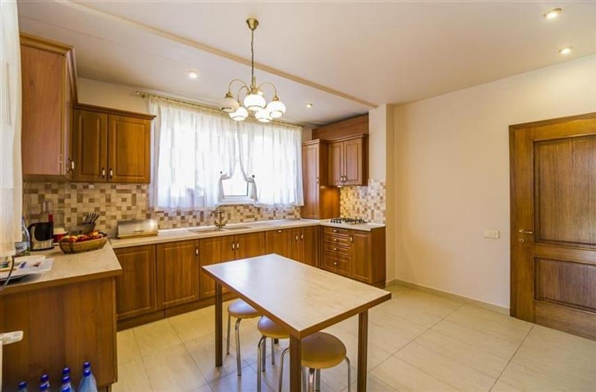 FILM ! Pe armonia a 1.100 mp teren/ gradina, Vila galanta,cu 3 apartamente disti - 12