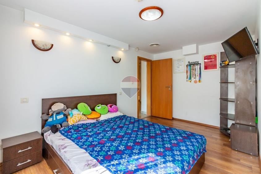 Casă individuală cu 8 camere cu Teren 440 Mp în Uverturii