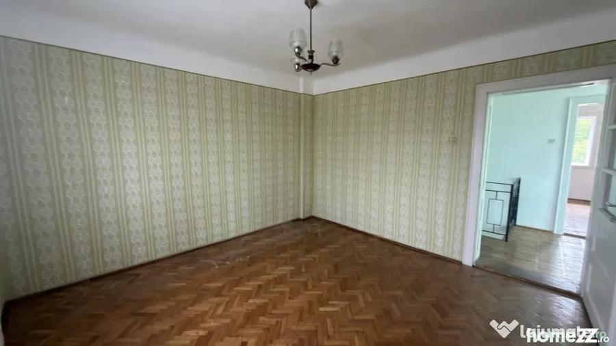 Casă cu 3 camere cu Teren 2200 Mp în Central