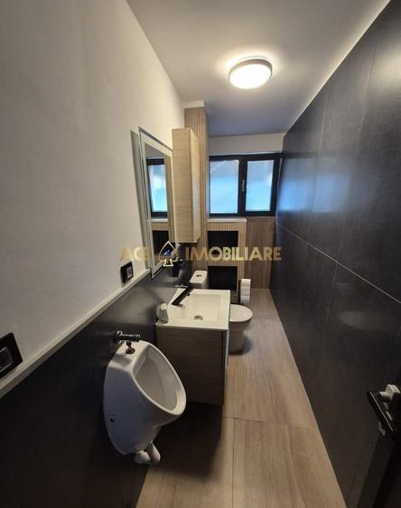 Casă individuală cu 8 camere cu Canalizare în Tineretului