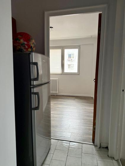 Apartament cu 3 camere semidecomandat în P-ța Victoriei
