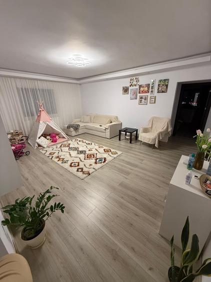 Apartament cu 3 camere semidecomandat în Doamna Ghica