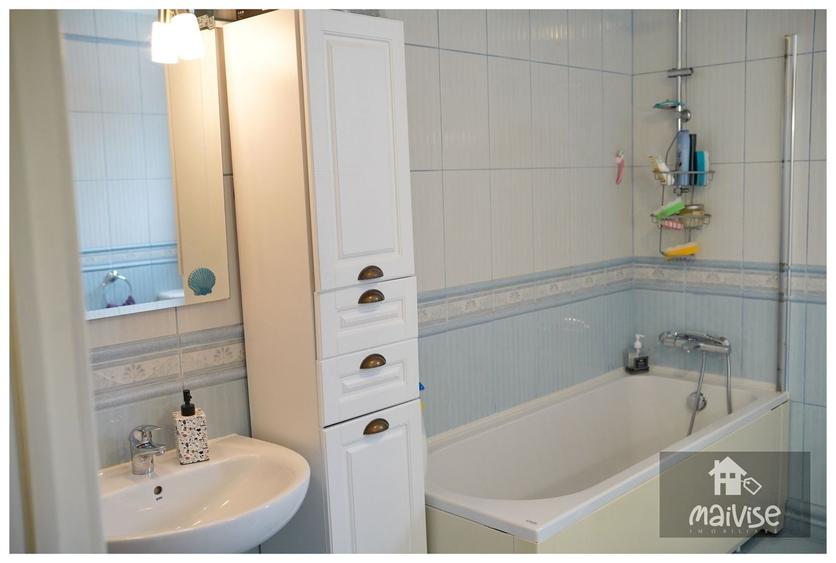 Casă individuală cu 8 camere cu Canalizare în Răcădău