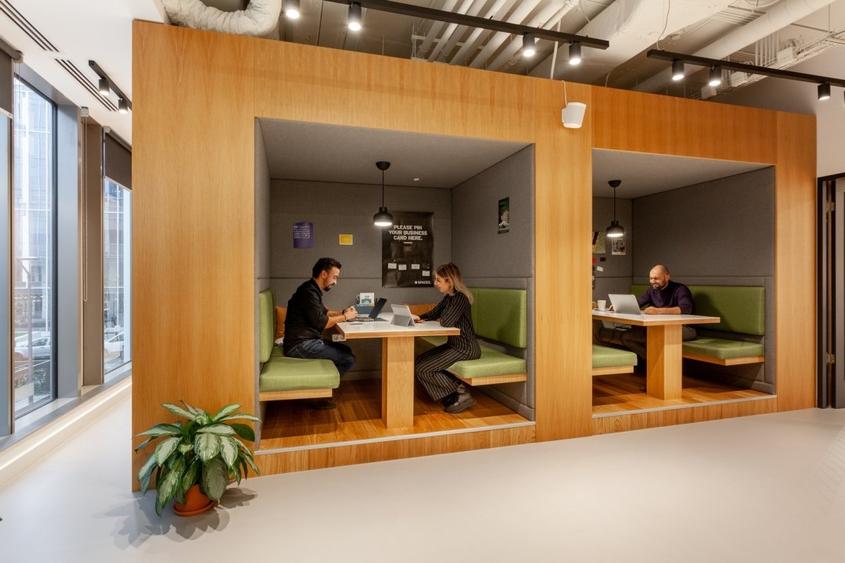 Spațiu de birou frumos proiectat pentru 5 persoană în Spaces Expo - 2