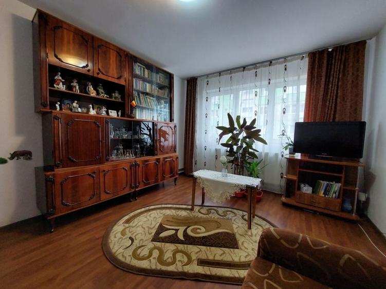 vand ap. 2 camere etaj 2 micro 6 - 8