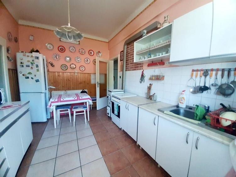 Apartament cu 3 camere si garaj in zona centrală - 2