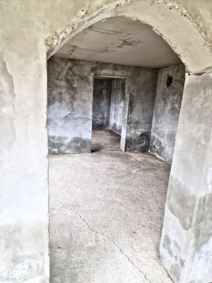 Casa (la rosu) + teren 2522 mp ideala pentru personalizare - Cost - 8