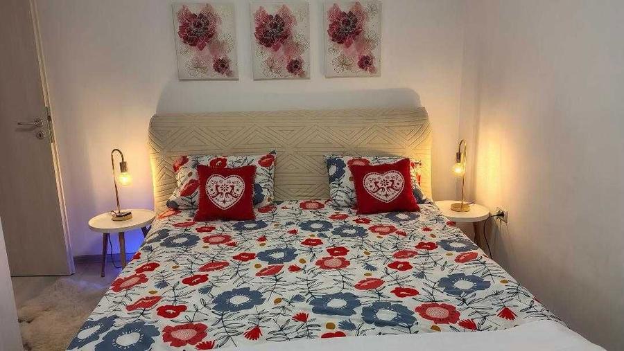 Inchiriez apt. 2 camere, transformat in 3, modern si primitor - 1