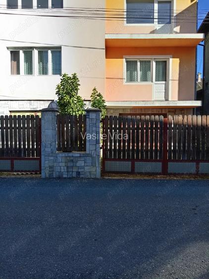Casa compusa din 2 apartamente fiecare cu o suprafa?a de 100 mp fiecare. cu o suprafa?a vanzare.