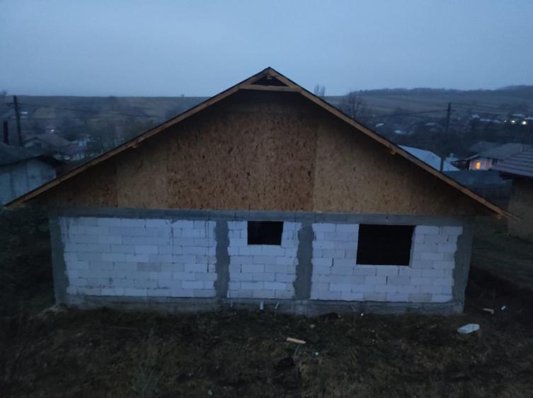 Casa noua la rosu - 1