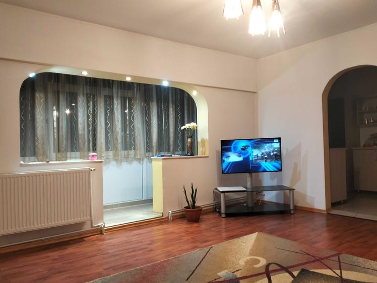 Apartament cu 3 camere decomandat în Prundu