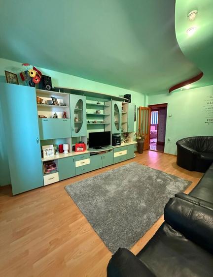 Apartament cu 3 camere decomandat în Slava Rusă