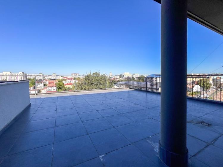 Penthouse cu 2 camere decomandat în Timpuri Noi