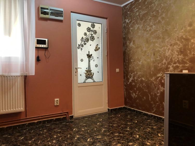 Casă individuală cu 4 camere cu Canalizare în Chercea