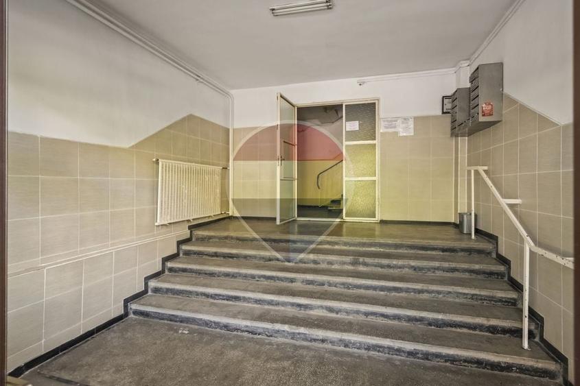 Apartament cu 3 camere semidecomandat, mobilat în Vitan Mall