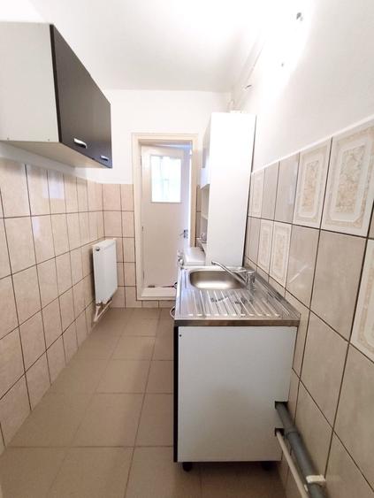 Apartament cu 3 camere semidecomandat, mobilat în Exterior Vest