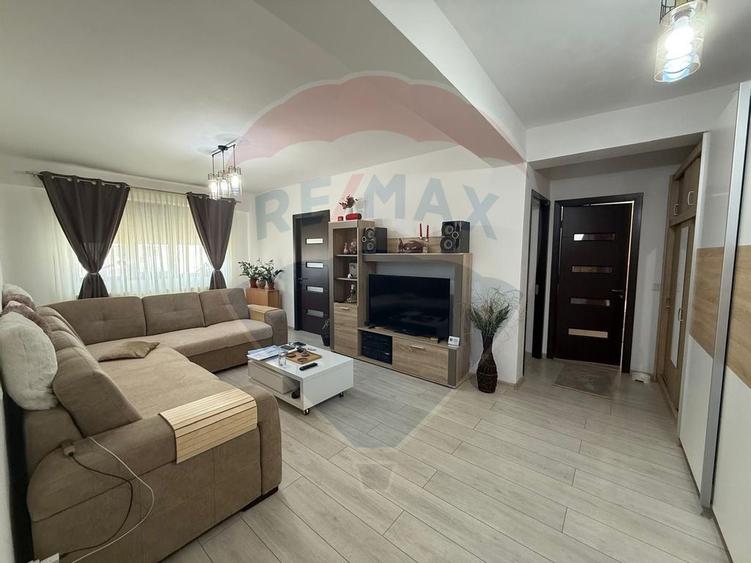 Apartament cu 3 camere semidecomandat în Pielești