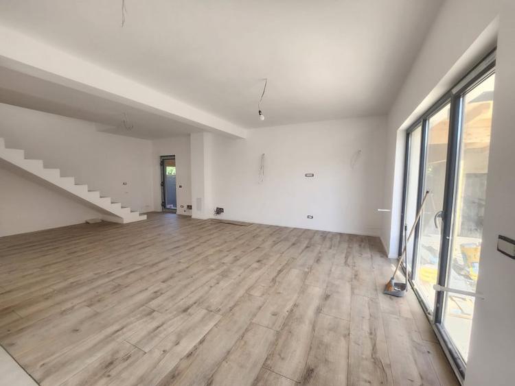 Casă individuală cu 5 camere cu Canalizare în Bragadiru