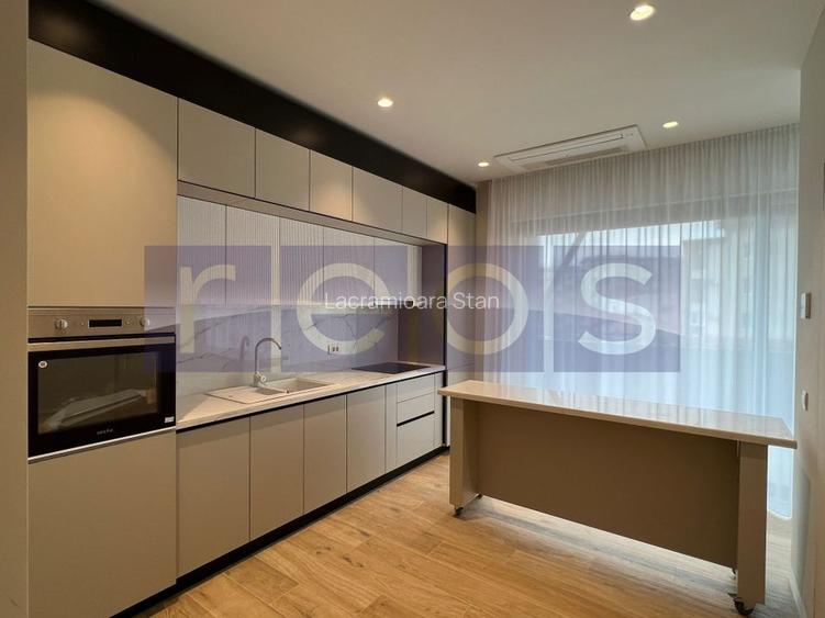 Apartament cu 4 camere, mobilat în Dacia
