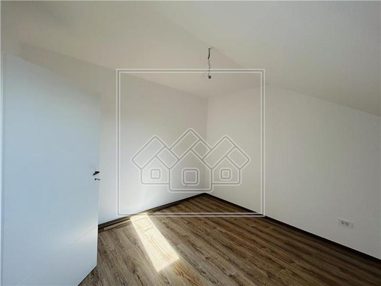 Apartament de vanzare in Sibiu - 4 camere, balcon - ap la vila - 15