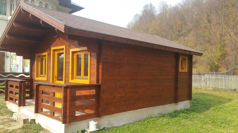 Teren cu deschidere la drumul national impreuna cu cabana - 1