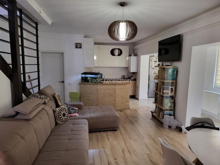 De inchiriat - Apartament 4 camere cu curte comuna, Floresti, 90 mp.