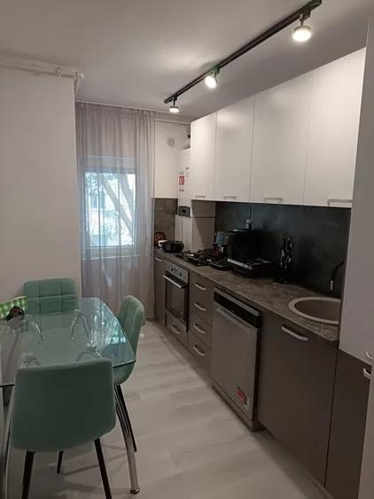 Apartament cu 4 camere, Micro 17, langa piata - 1