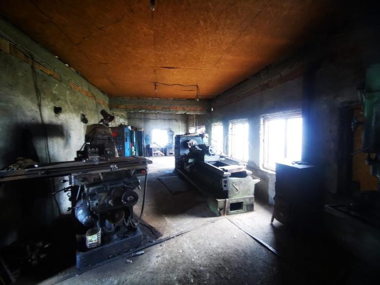 Teren + hală comercială + casa + spațiu logistic - Autostrada A8 - 8